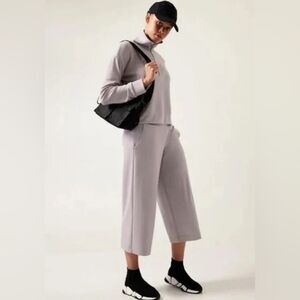 Athleta seasoft wide leg crop pull on pants with pockets size large #716